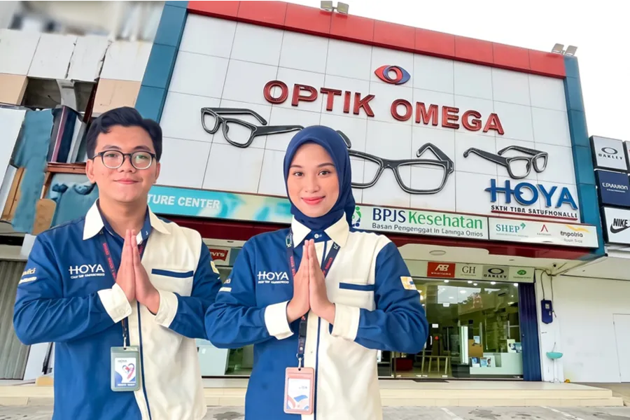 Tim Optik Omega menyambut pelanggan di depan cabang